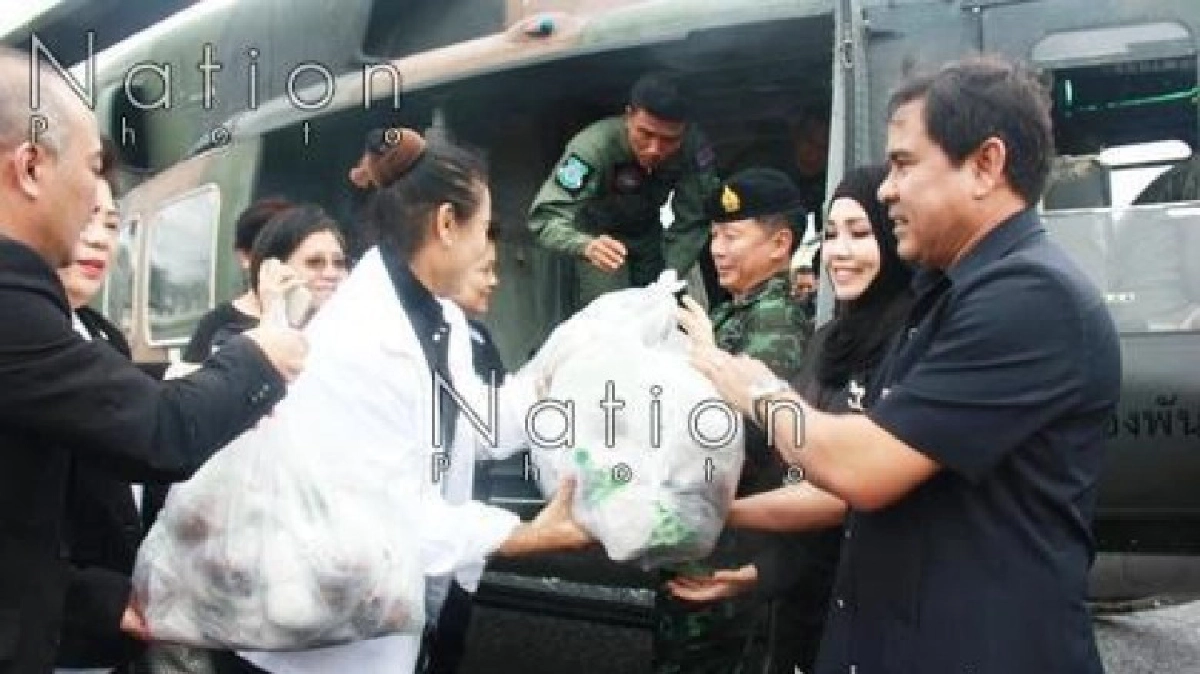 แม่ทัพภาค4รับมอบซีพีส่งอาหารช่วยชาวใต้ แม่ทัพภาค4รับมอบซีพีส่งอาหารช่วยชาวใต้