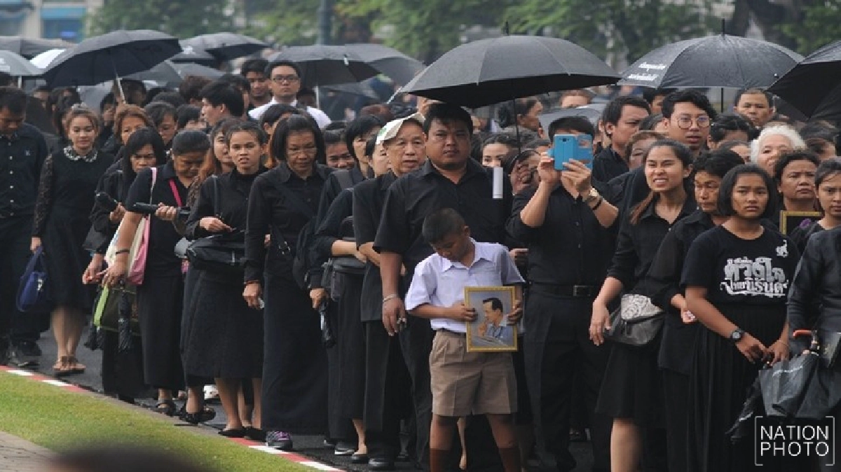 สายฝนไม่เป็นอุปสรรค พสกนิกรรอเข้ากราบพระบรมศพเนืองแน่น สายฝนไม่เป็นอุปสรรค พสกนิกรรอเข้ากราบพระบรมศพเนืองแน่น