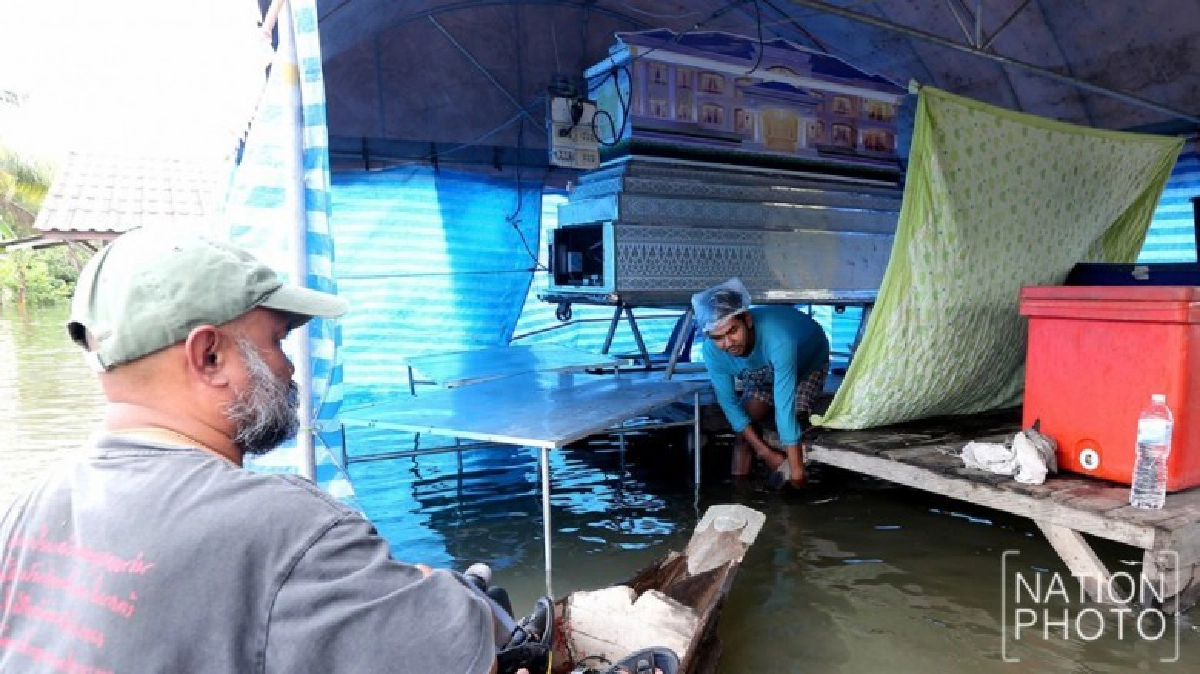 ชาวต.เกาะทวด ยกหีบศพขึ้นที่สูงหนีน้ำ 