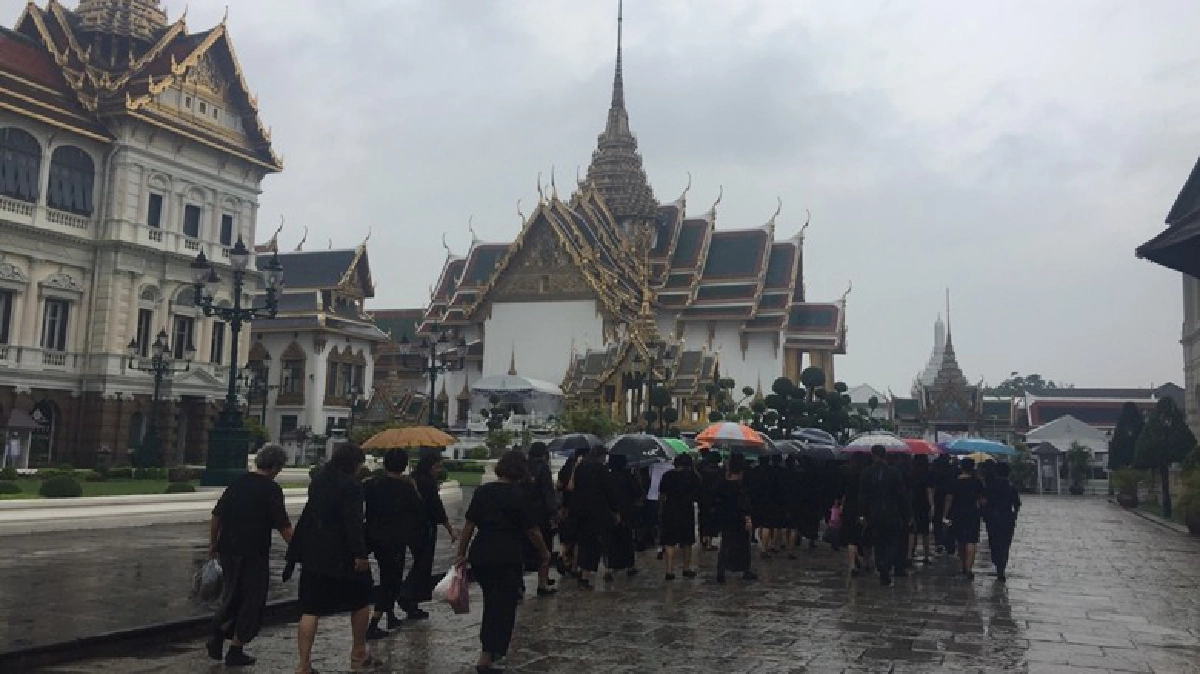 ประชาชนไม่ท้อตากฝนขอกราบถวายสักการะพระบรมศพ 