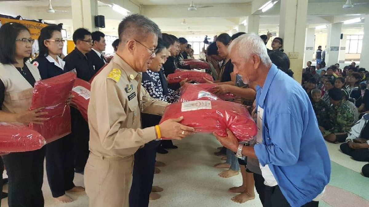 มูลนิธิราชประชานุเคราะห์ มอบผ้าห่มพระราชทาน มูลนิธิราชประชานุเคราะห์ มอบผ้าห่มพระราชทาน