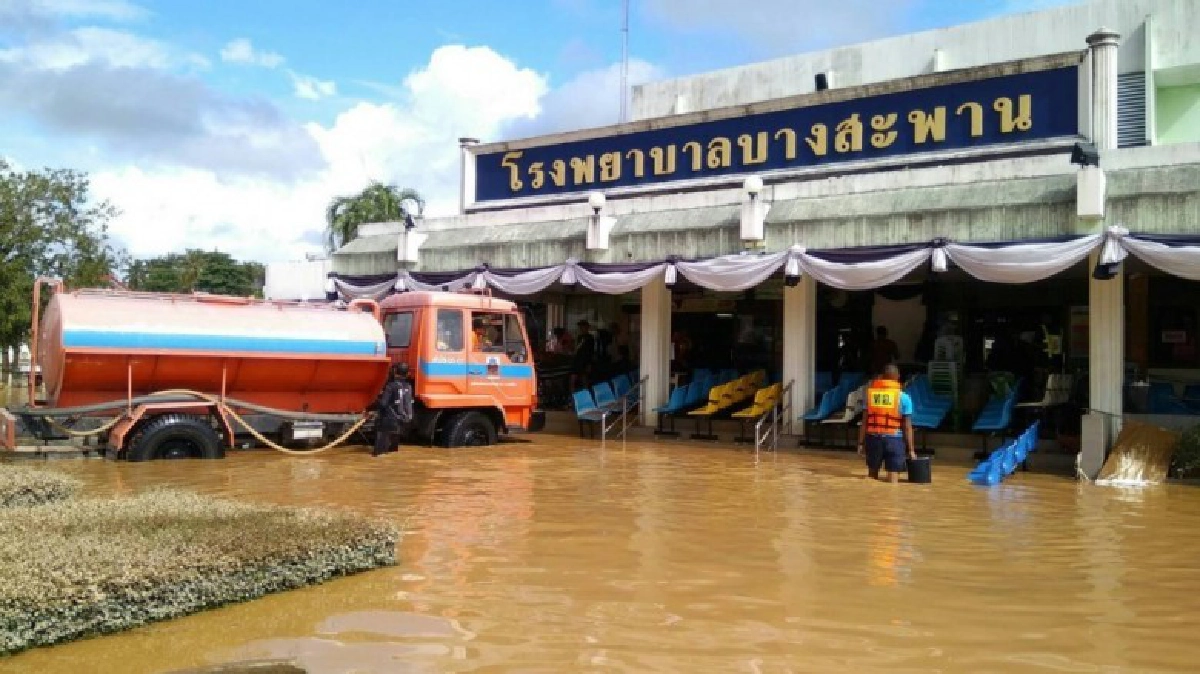 (ประมวลภาพ)ความเสียหายของรพ.บางสะพานหลังน้ำทะลุพนังเข้าท่วม!