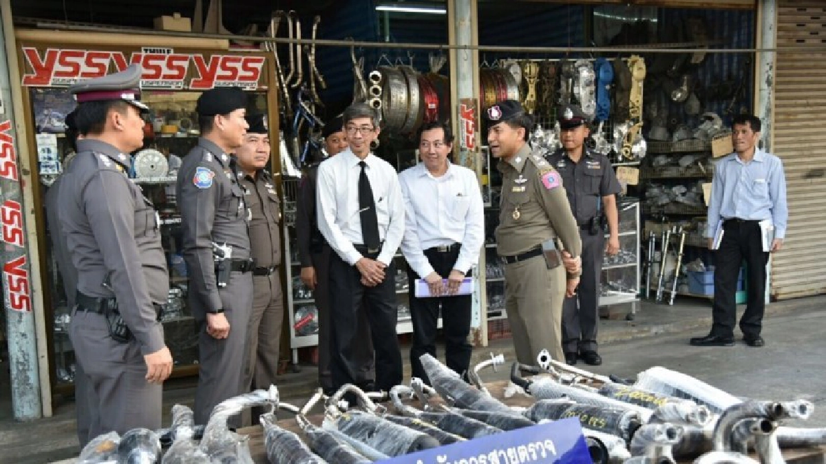 บุกจับร้านแต่งจยย.ยึดท่อไอเสียซิ่งอื้อ บุกจับร้านแต่งจยย.ยึดท่อไอเสียซิ่งอื้อ