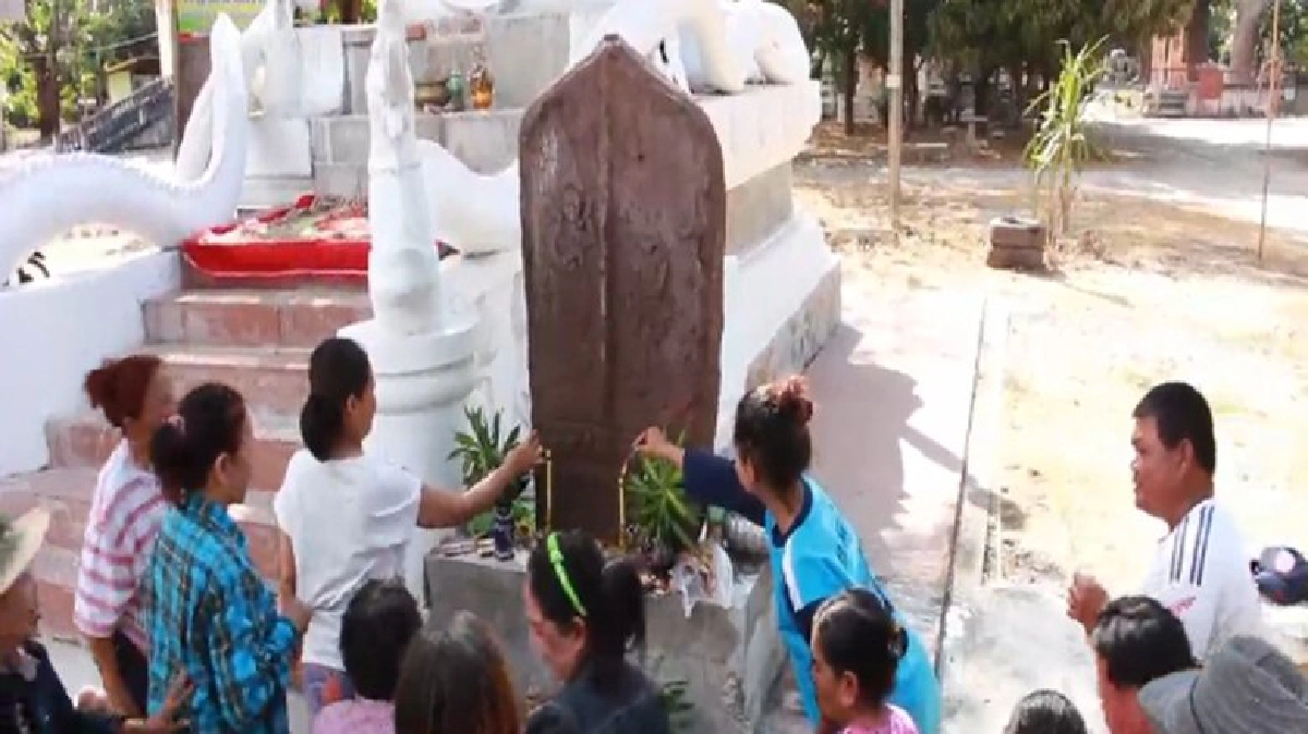 พบใบเสมาโบราณคาดอายุกว่า1,500ปี พบใบเสมาโบราณคาดอายุกว่า1,500ปี