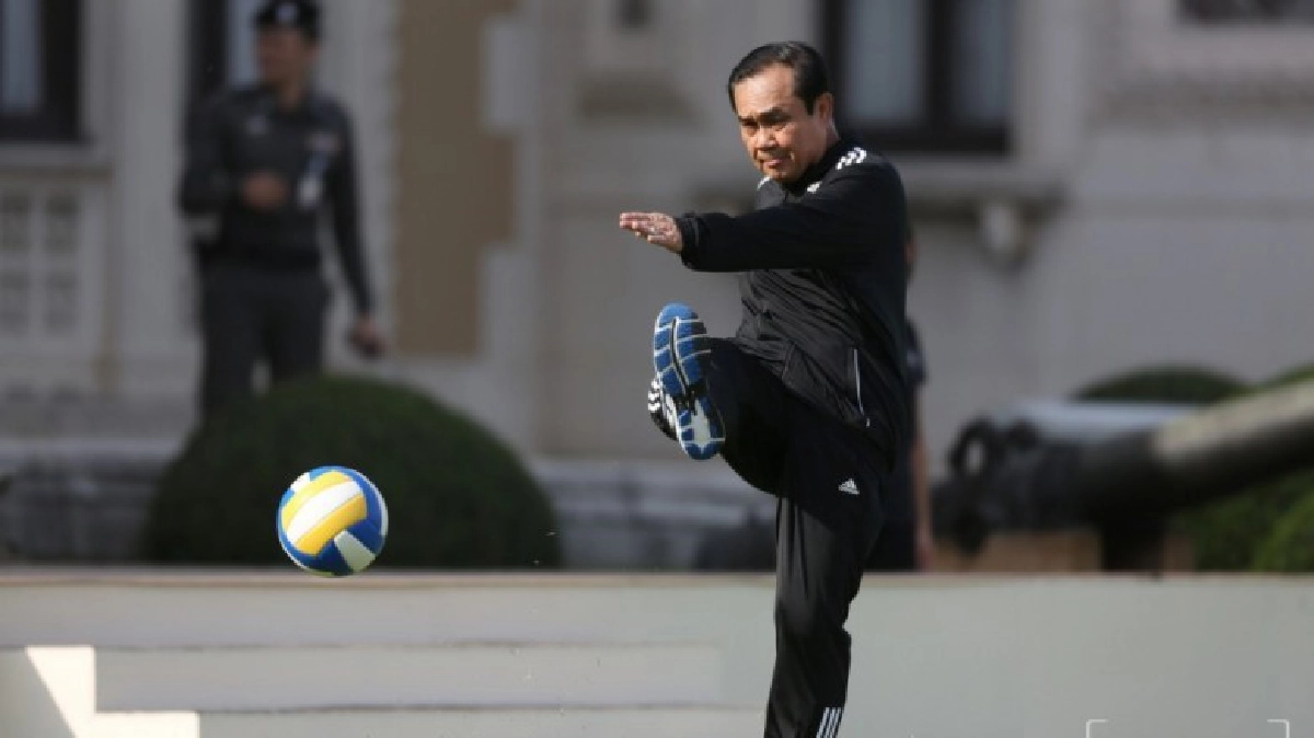 "นายกฯ" เตะบอลออกกำลังประจำสัปดาห์ "นายกฯ" เตะบอลออกกำลังประจำสัปดาห์