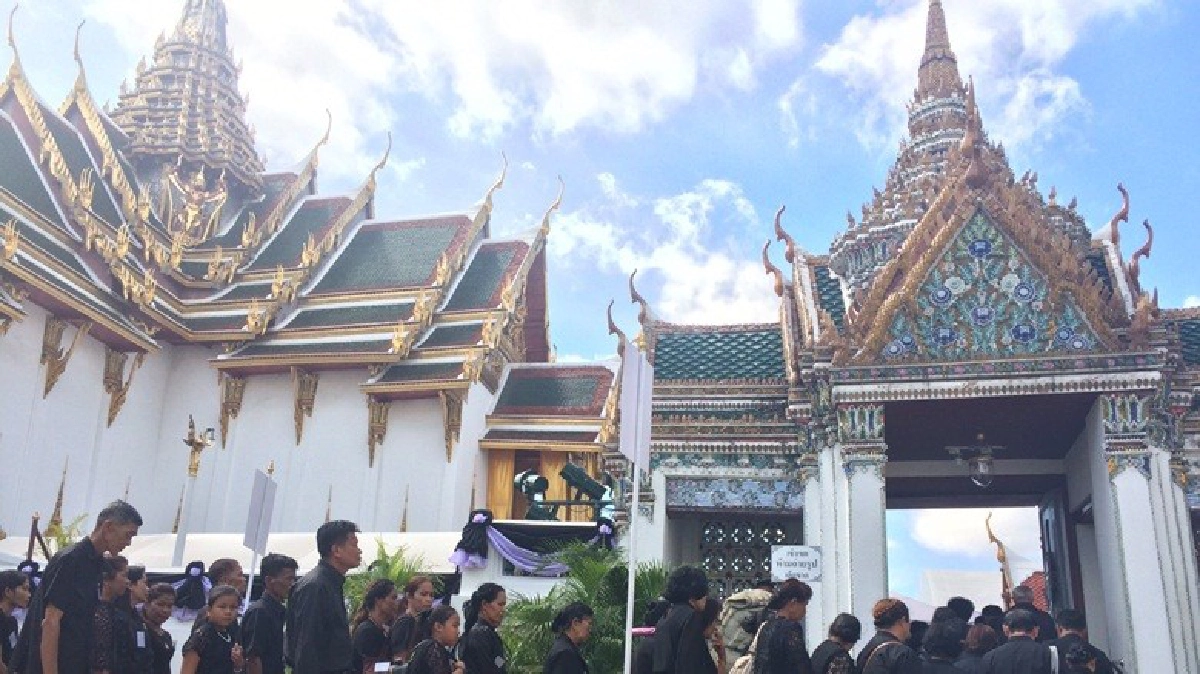ประชาชนทั่วสารทิศกราบสักการะพระบรมศพ ประชาชนทั่วสารทิศกราบสักการะพระบรมศพ