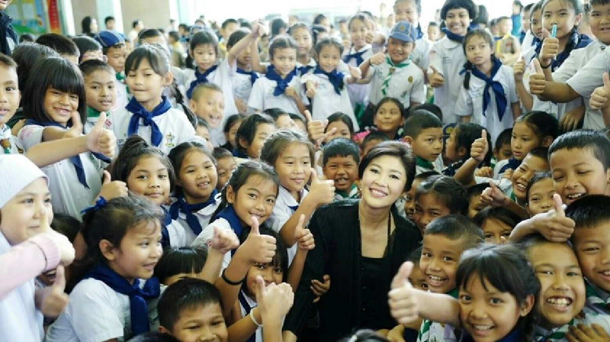 “ยิ่งลักษณ์” มอบทุนการศึกษา-อุปกรณ์กีฬา รับวันเด็ก