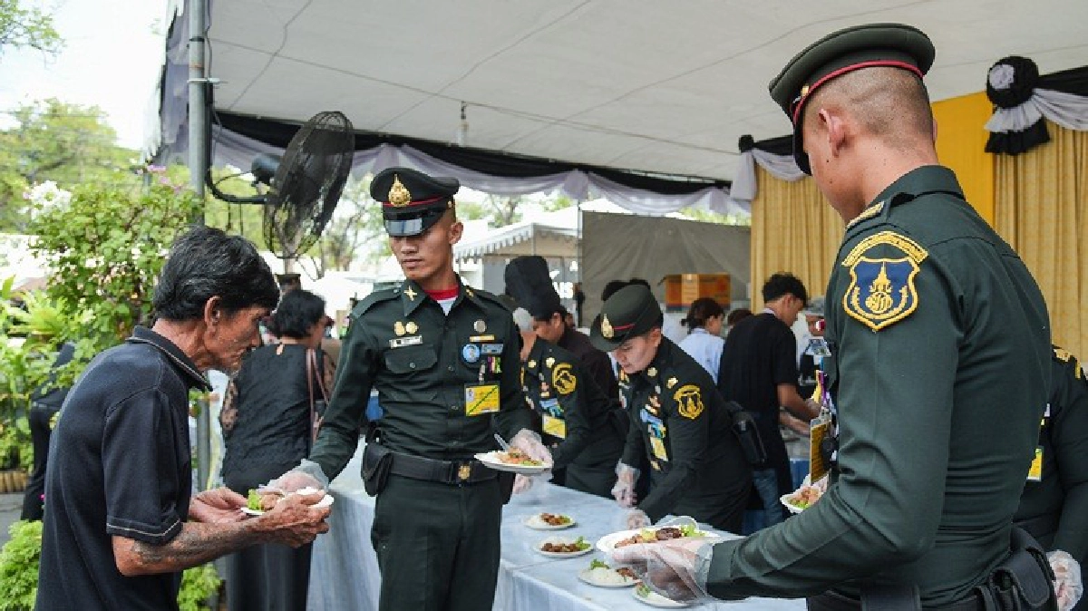 เต็นท์อาหารและหน่วยแพทย์พระราชทาน