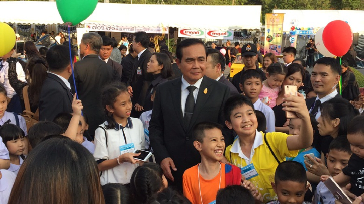 “นายกฯ"สอนลูกหลานขรก.ทำเนียบฯให้เรียนเก่ง