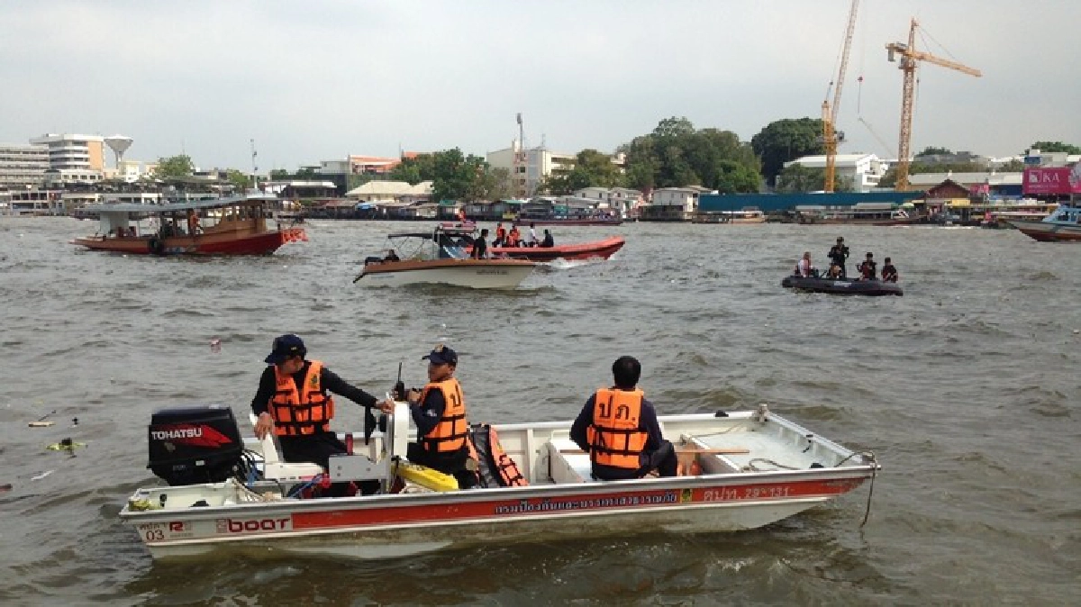 เรือลากจูงล่มกลางแม่น้ำเจ้าพระยา เรือลากจูงล่มกลางแม่น้ำเจ้าพระยา