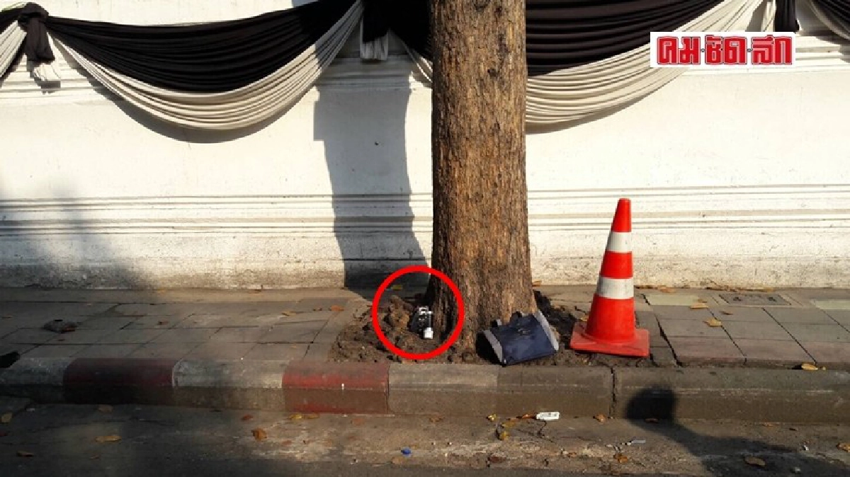 ผวา! “วัตถุคล้ายระเบิด” บนทางเท้า  ใกล้พระบรมหาราชวัง 