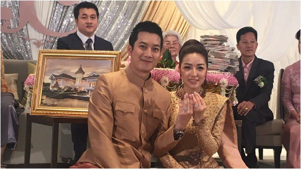 อลังการ! ‘เชน’ ยกสินสอด 168 ล้าน แต่ง ‘เจมส์’ (ชมคลิป) อลังการ! ‘เชน’ ยกสินสอด 168 ล้าน แต่ง ‘เจมส์’ (ชมคลิป)