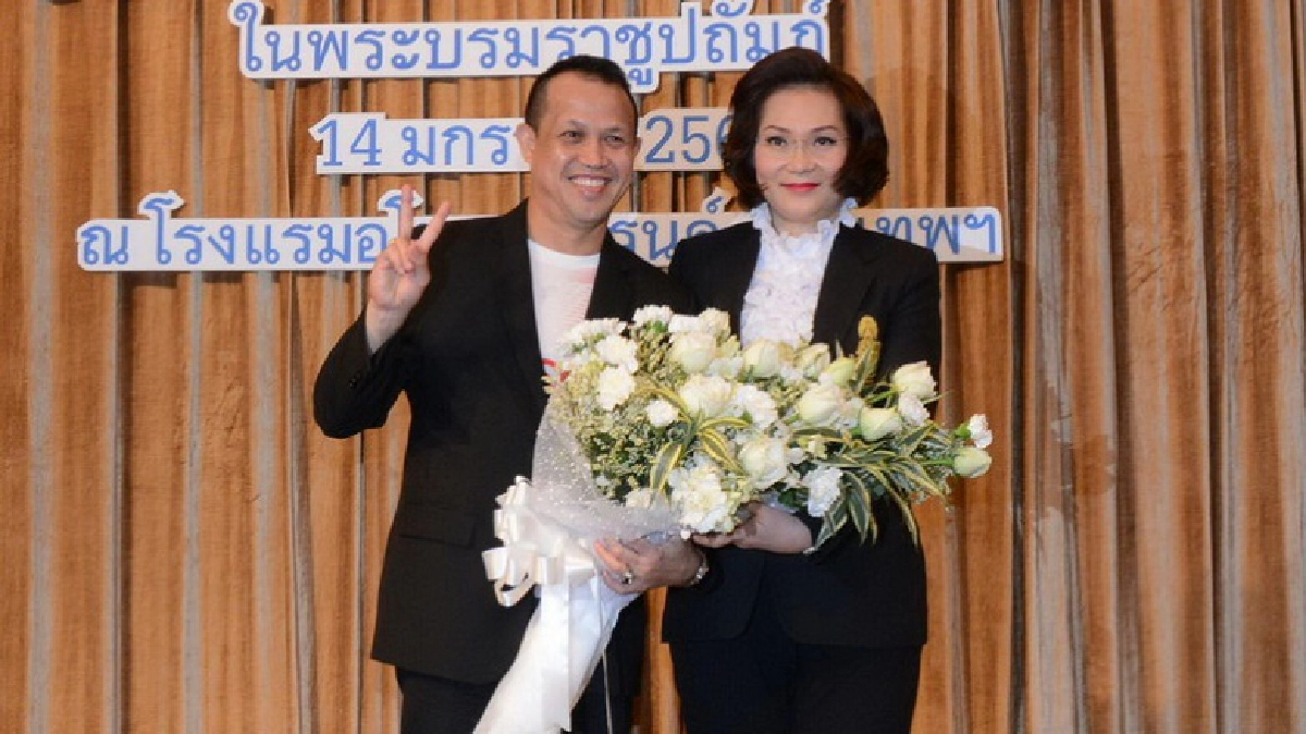 ขนไก่ไทยเปิดตัวโค้ช“เร็กซี” ขนไก่ไทยเปิดตัวโค้ช“เร็กซี”