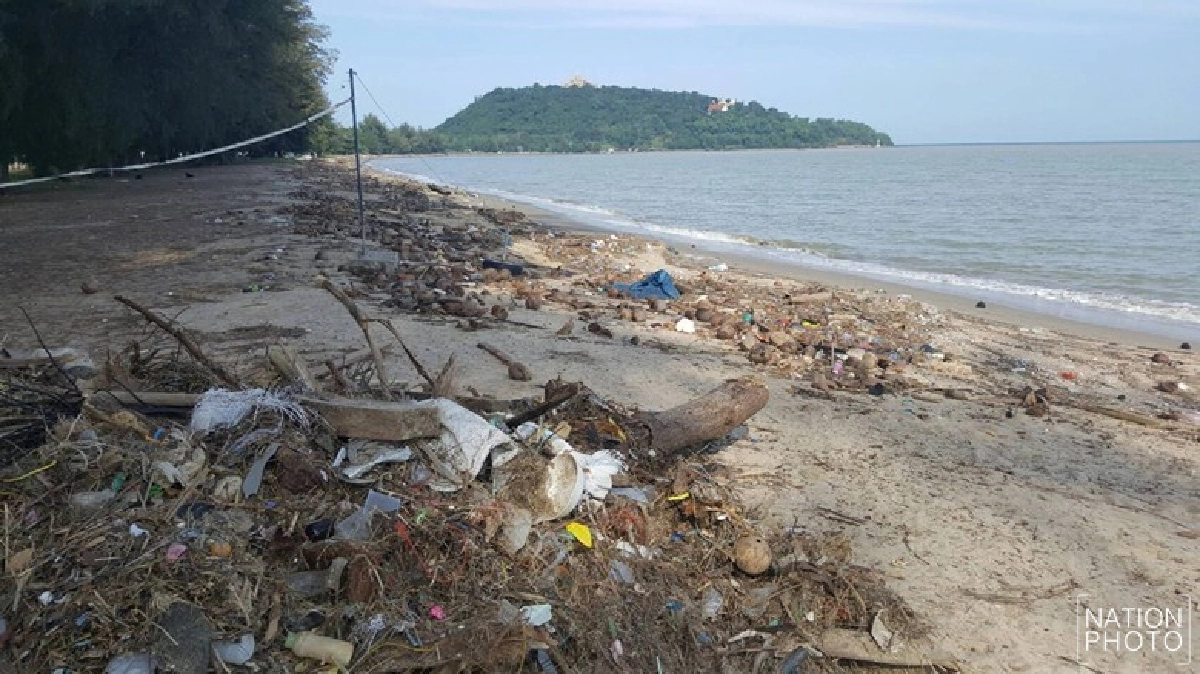 ขยะเกลื่อน'หาดบ้านกรูด'เน่าส่งกลิ่นเหม็น