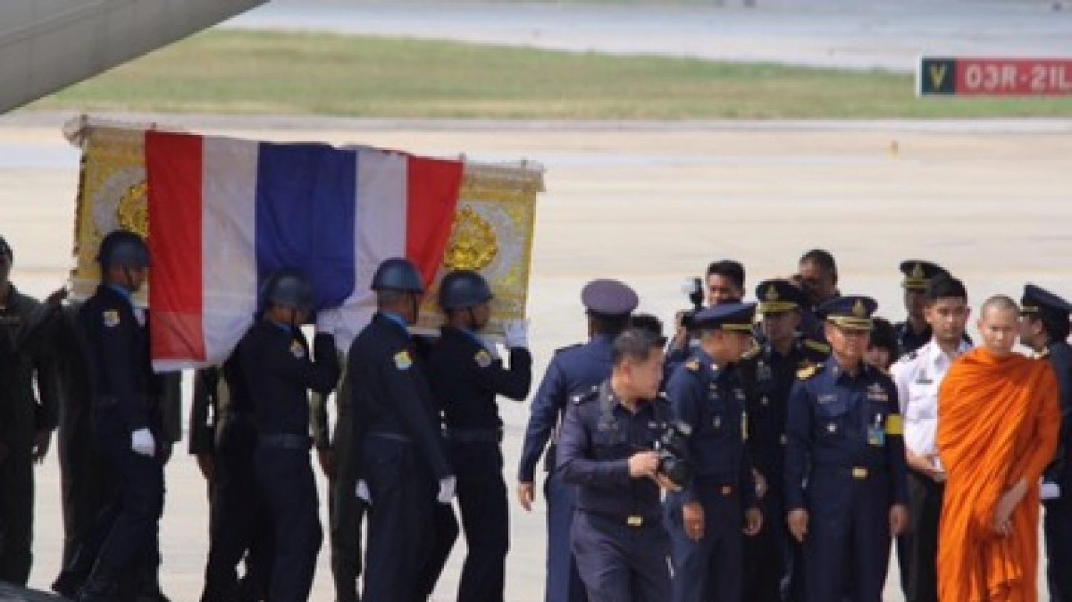 เคลื่อนศพนักบิน ตั้งสวดพระอภิธรรมวัดพระศรีมหาธาตุ