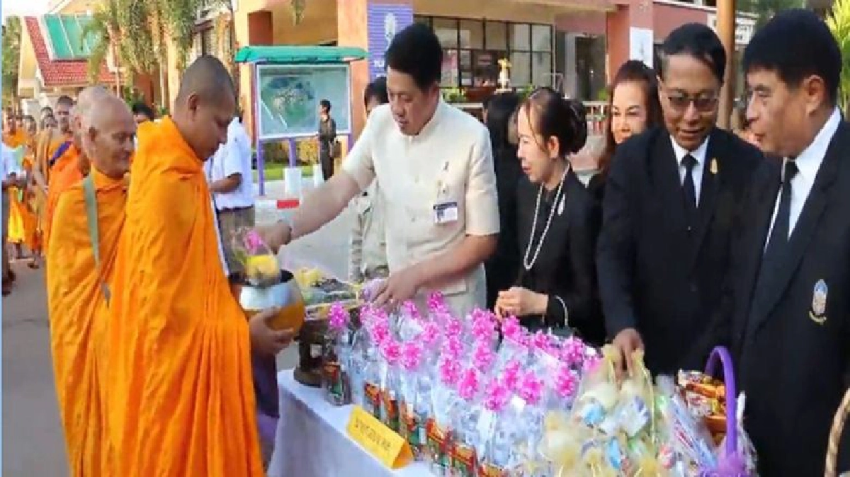ครูพิษณุโลกพร้อมใจทำบุญตักบาตร“วันครู” ครูพิษณุโลกพร้อมใจทำบุญตักบาตร“วันครู”