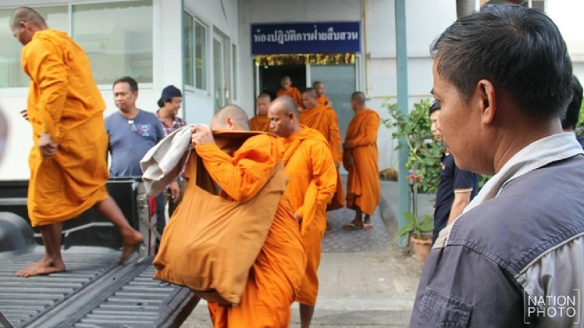 จับพระกัมพูชาล้อมวงเล่นไพ่ จับพระกัมพูชาล้อมวงเล่นไพ่