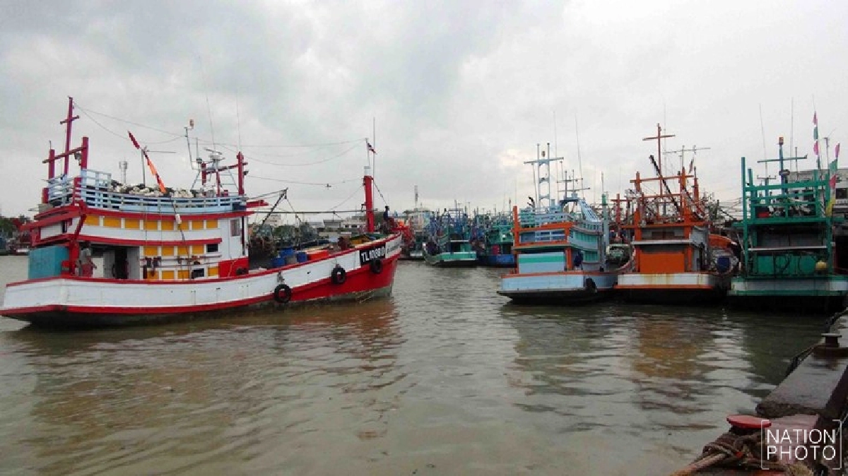 เรือประมงกลับเข้าฝั่ง หลบคลื่นลมอ่าวไทย