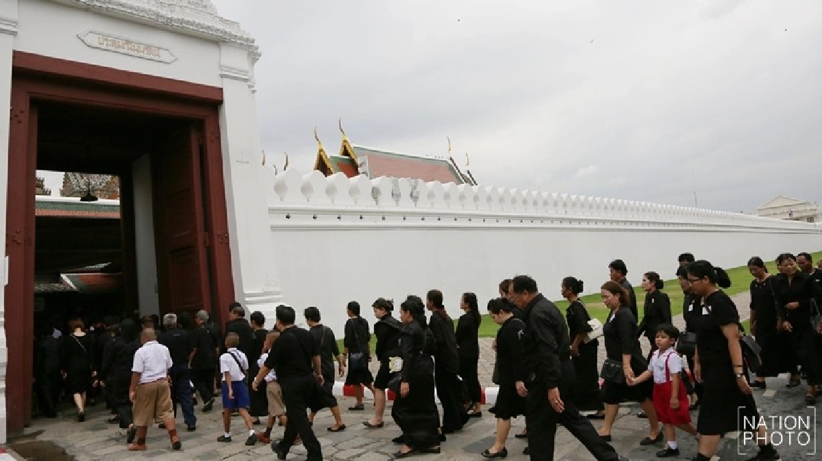 ฝนโปรยปรายแต่ประชาชนไม่มีหนีรอถวายสักการะ ฝนโปรยปรายแต่ประชาชนไม่มีหนีรอถวายสักการะ