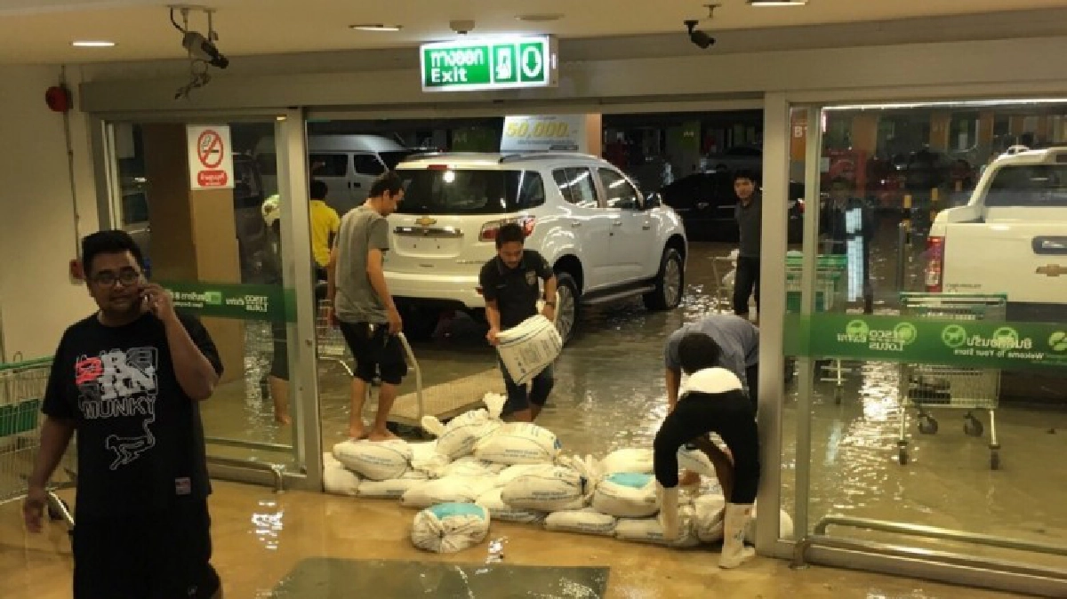 ฝนตกหนัก! น้ำท่วมโลตัสสงขลา ฝนตกหนัก! น้ำท่วมโลตัสสงขลา