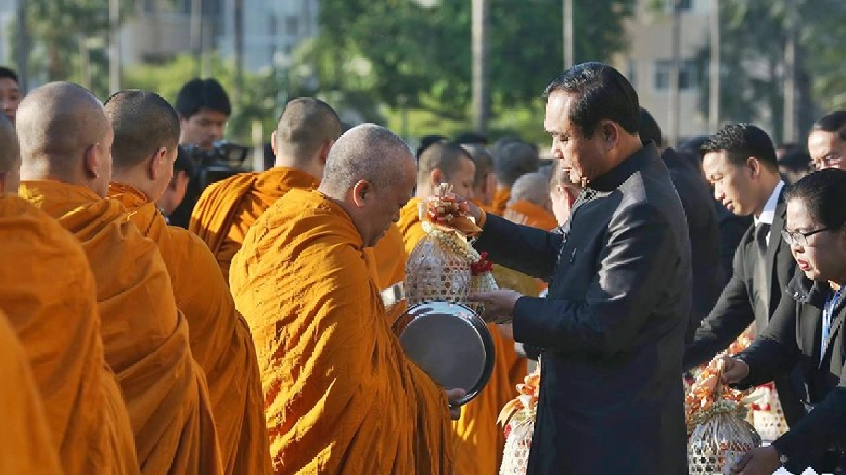 นายกฯ เป็นประธานตักบาตรพิธีสตมวาร นายกฯ เป็นประธานตักบาตรพิธีสตมวาร