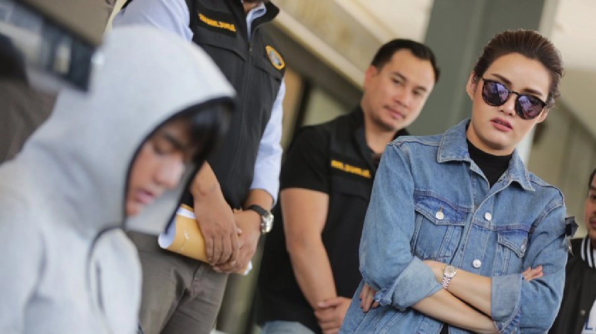 "หญิงรฐา"บุกโรงพักดูหน้ากะเทยแสบปลอมไอจีรับงาน "หญิงรฐา"บุกโรงพักดูหน้ากะเทยแสบปลอมไอจีรับงาน