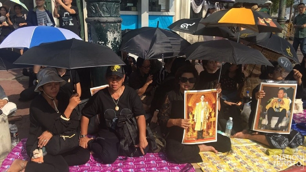 พสกนิกรปักหลักรับเสด็จฯ เปล่งเสียงทรงพระเจริญกึกก้อง พสกนิกรปักหลักรับเสด็จฯ เปล่งเสียงทรงพระเจริญกึกก้อง