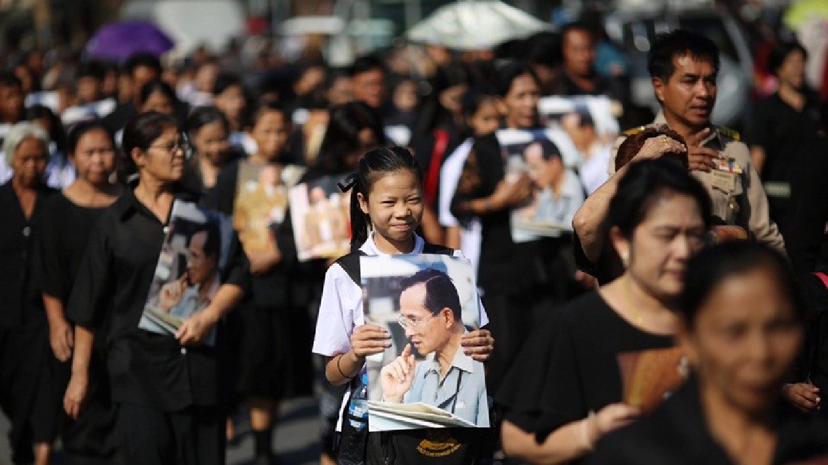 ประชาชนยังคงต่อแถวเข้าถวายสักการะพระบรมศพเนืองแน่น