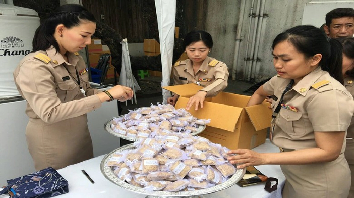 แจกถุงข้าวพอเพียง เพิ่มอีก 80,000 ถุง แจกถุงข้าวพอเพียง เพิ่มอีก 80,000 ถุง