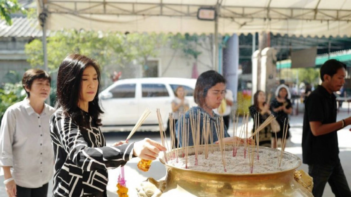 “ยิ่งลักษณ์”ไหว้พระขอพรให้พ้นอุปสรรค-สุขภาพดี