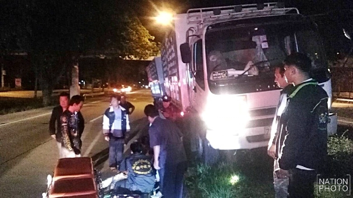หวิดสลด!พ่วงเสียหลักปีนเกาะกลาง หวิดสลด!พ่วงเสียหลักปีนเกาะกลาง