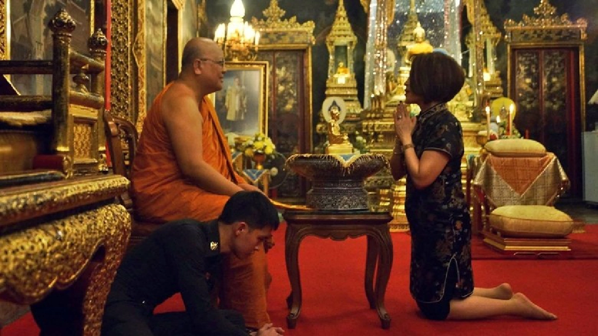 "ทูลกระหม่อมหญิงอุบลรัตน" ทรงนมัสการพระรูปอดีตพระสังฆราช "ทูลกระหม่อมหญิงอุบลรัตน" ทรงนมัสการพระรูปอดีตพระสังฆราช