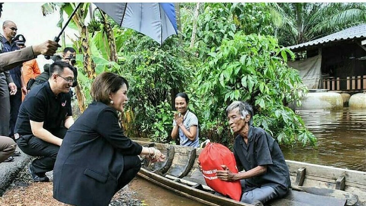 ทูลกระหม่อมหญิงฯ เสด็จทรงเยี่ยมผู้ประสบอุทกภัยภาคใต้
