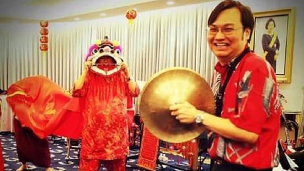 สมเด็จพระเทพ ทรงเชิดสิงโตเนื่องในวันปีใหม่จีน