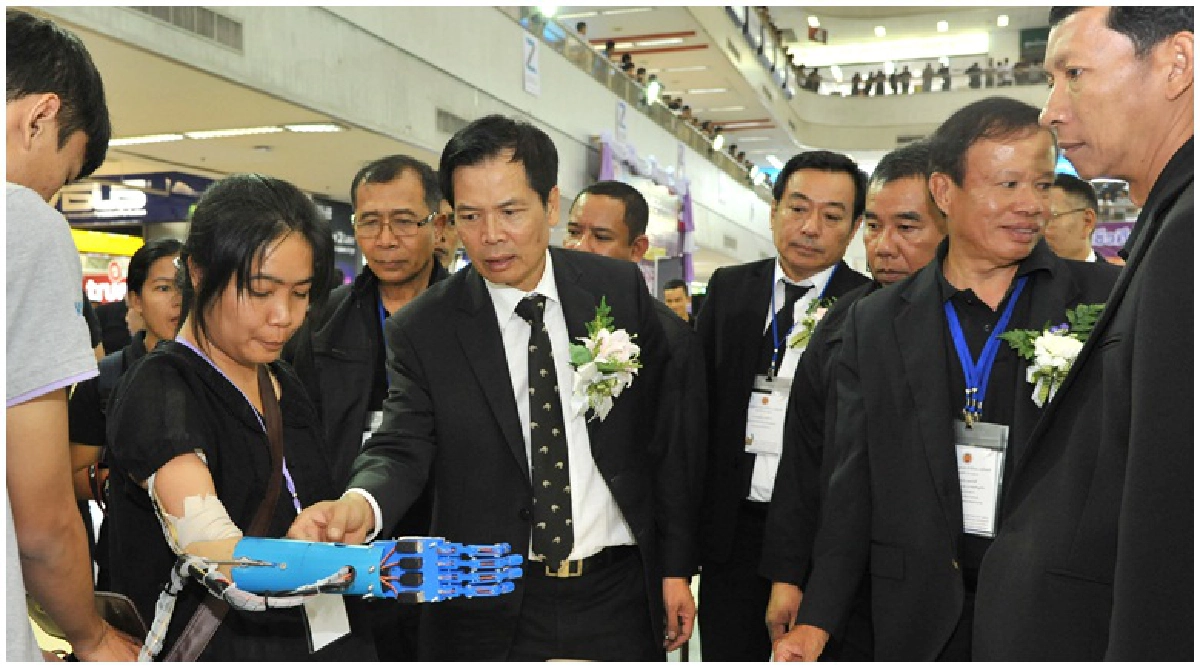 หุ่นยนต์อาชีวศึกษา ชิงถ้วย“สมเด็จพระเทพ"