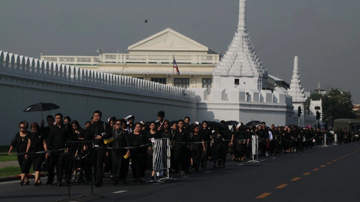 ประชาชนเข้าสักการะพระบรมศพ ร.9 ไม่ขาดสาย