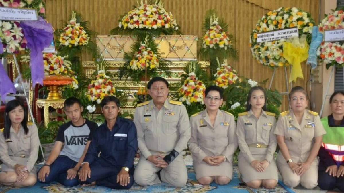 "อัศวิน"ร่วมงานศพพนักงานกวาดเหยื่อเมาแล้วขับ "อัศวิน"ร่วมงานศพพนักงานกวาดเหยื่อเมาแล้วขับ