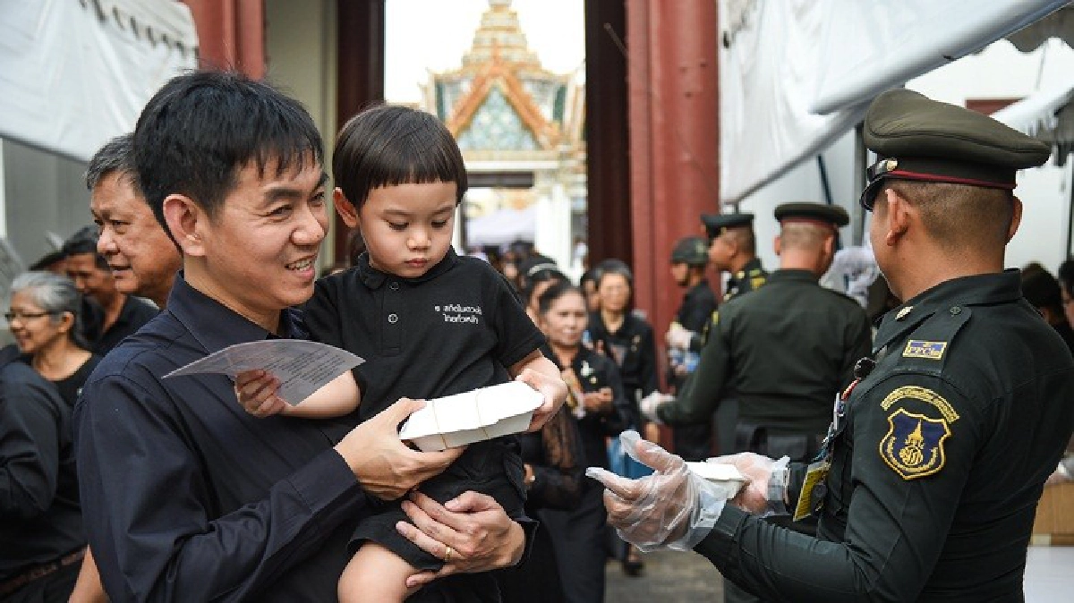 น้ำพระเมตตาต่อประชาชนที่มากราบสักการพระบรมศพ