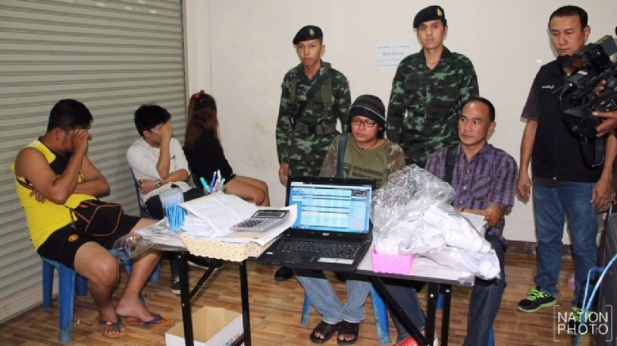 บุกจับโต๊ะพนันบอลออนไลน์ย่านมีนบุรี บุกจับโต๊ะพนันบอลออนไลน์ย่านมีนบุรี