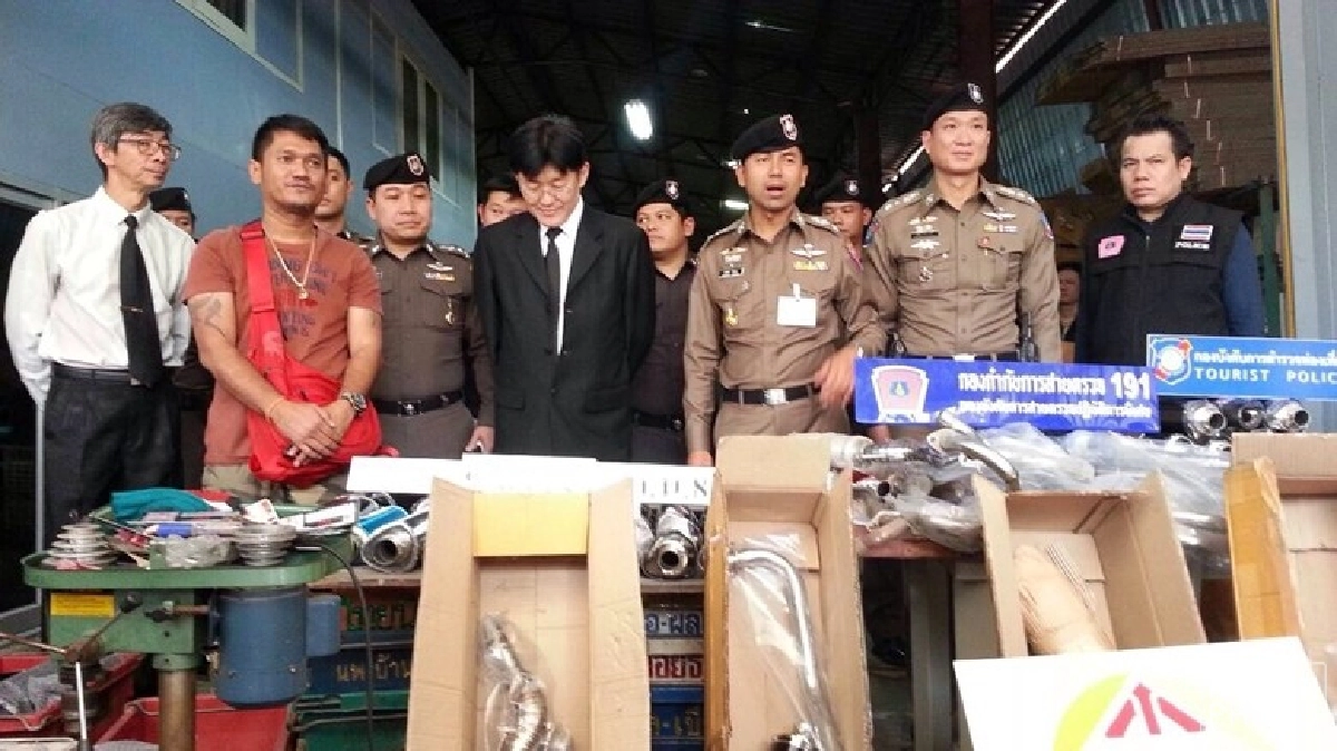 บุกทลายโรงงานผลิตท่อจยย.แต่งซิ่ง!