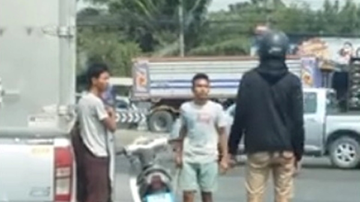 1รุม3ซะงั้น (มีคลิป) 1รุม3ซะงั้น (มีคลิป)