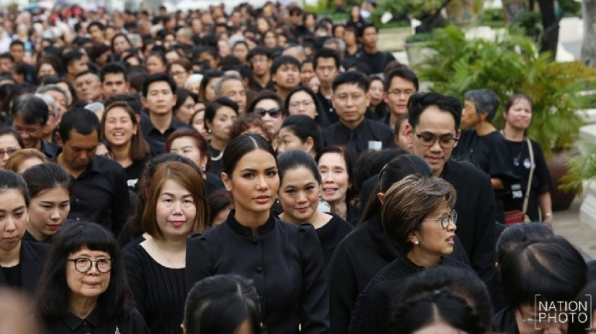 "น้ำตาล" ต่อคิวเข้ากราบพระบรมศพ "น้ำตาล" ต่อคิวเข้ากราบพระบรมศพ