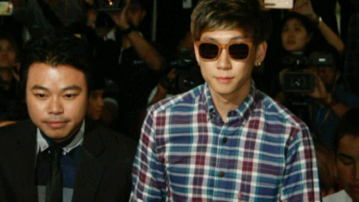 “เบนซ์”พร้อมทนายเดินทางเข้าพบตำรวจ ปส. “เบนซ์”พร้อมทนายเดินทางเข้าพบตำรวจ ปส.