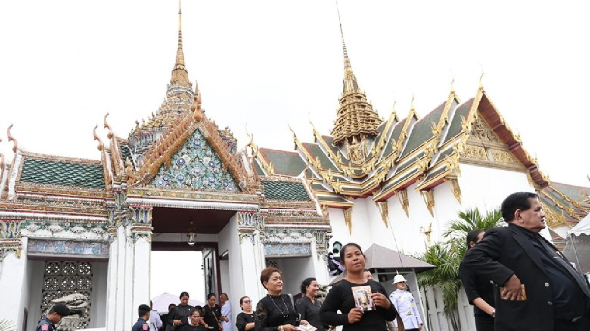 พสกนิกรปลื้ม รอคิวไม่นาน ได้กราบสักการะพระบรมศพ พสกนิกรปลื้ม รอคิวไม่นาน ได้กราบสักการะพระบรมศพ