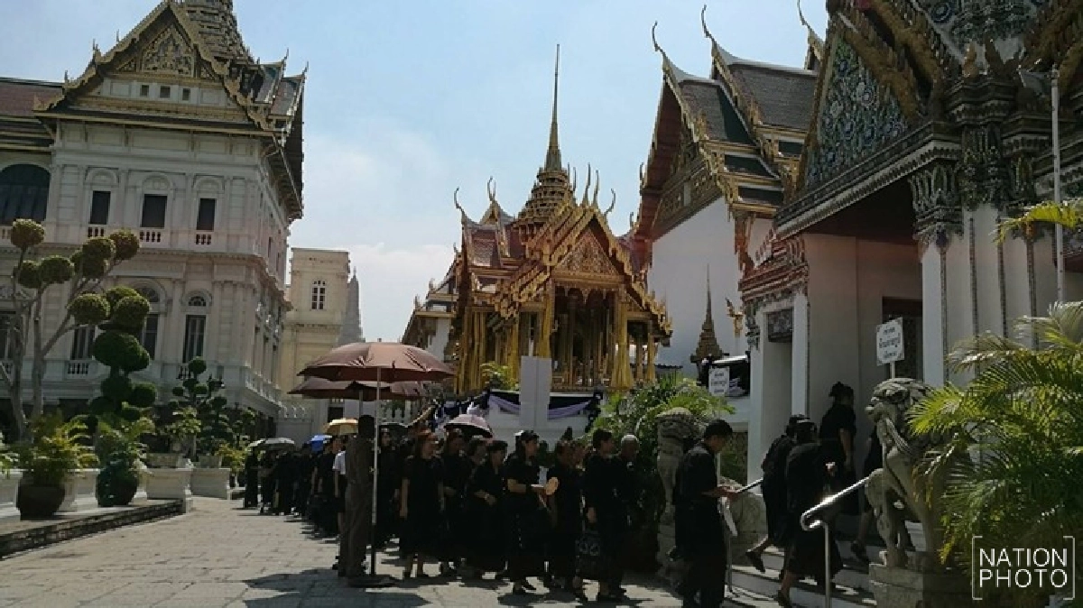 ปวงพสกนิกรเนืองแน่นตั้งใจมากราบพระบรมศพ ปวงพสกนิกรเนืองแน่นตั้งใจมากราบพระบรมศพ