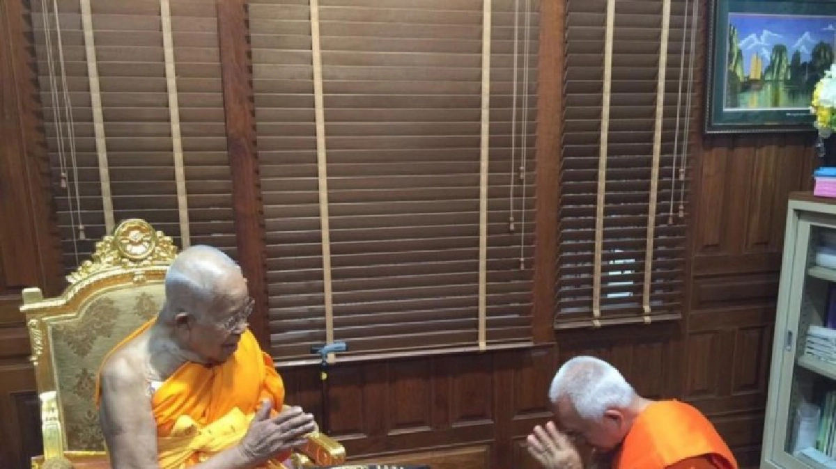 สมเด็จพระพุทธโฆษาจารย์กราบสักการะสมเด็จวัดปากน้ำ สมเด็จพระพุทธโฆษาจารย์กราบสักการะสมเด็จวัดปากน้ำ