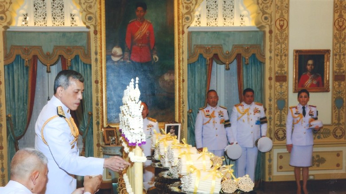 สมเด็จพระเจ้าอยู่หัวทรงเจิมเทียนรุ่ง สมเด็จพระเจ้าอยู่หัวทรงเจิมเทียนรุ่ง