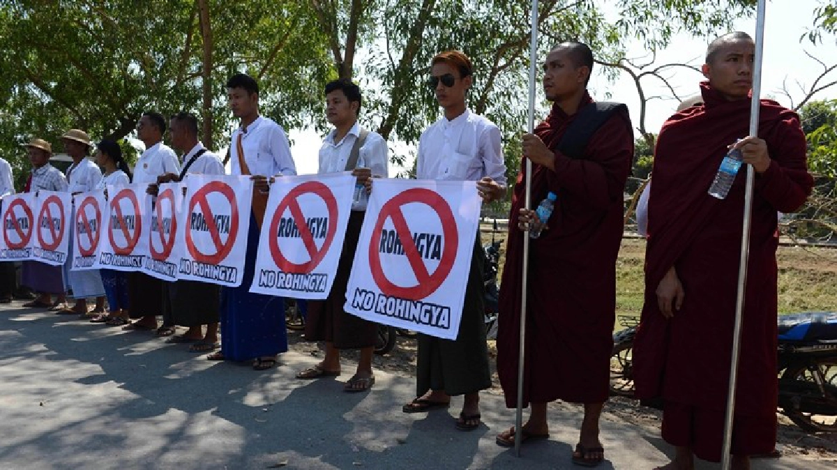 พระ-พุทธชาตินิยมประท้วงเรือบรรเทาทุกข์โรฮิงญา พระ-พุทธชาตินิยมประท้วงเรือบรรเทาทุกข์โรฮิงญา