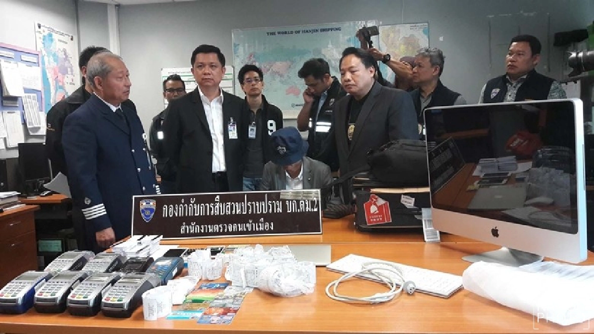 ตม.รวบหนุ่มจีนใช้บัตรเครดิตเหยื่อรูดซื้อสินค้า ตม.รวบหนุ่มจีนใช้บัตรเครดิตเหยื่อรูดซื้อสินค้า