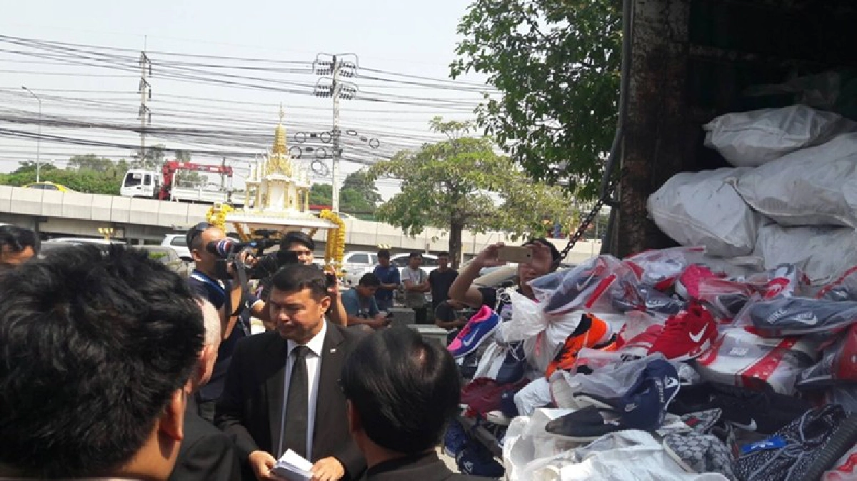 บุกจับโรงเกลือมาร์เก็ต นวนคร ละเมิดลิขสิทธิ์-ฟอกเงิน บุกจับโรงเกลือมาร์เก็ต นวนคร ละเมิดลิขสิทธิ์-ฟอกเงิน